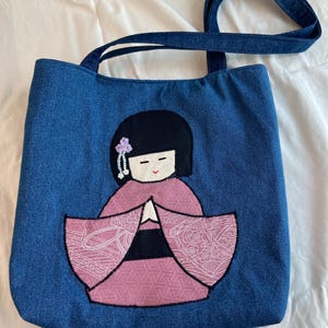 Sac fourre-tout fait main.  Poupée Kokeshi.  Poupée japonaise faite main à partir de tissus recyclés.
