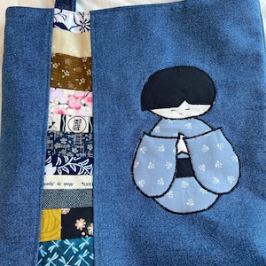 Sac fourre-tout fait main.  Poupée Kokeshi.  Garçon poupée japonais créé à partir de tissu de kimono recyclé.