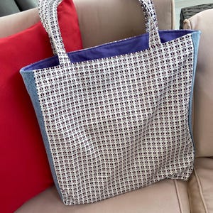 Sac fourre-tout.  Petits papillons faits main à partir de tissus japonais et de denim recyclés. Cartable - Sac fourre-tout réutilisable. Prêt à être expédié.