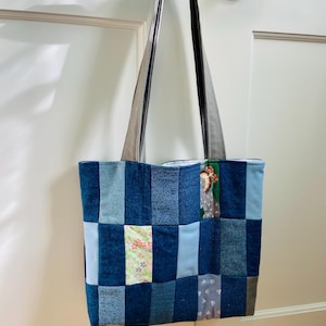 Sac fourre-tout fait main en tissu recyclé.  Pièces en denim assorties et quelques tissus japonais.