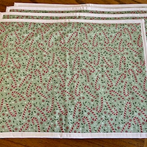 Handmade Christmas Placemat.   Placemat set of 4.  Candy Canes - Table décor - Quilted placemat - Table mat - Housewarming gift