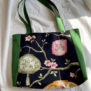 Sac fourre-tout fait main en tissu recyclé.  Lanternes et fleurs. Cartable - cartable - sac de voyage - sac réutilisable - sac à provisions.