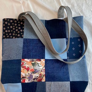 Sac fourre-tout fait main.  Tissus en denim et en coton assortis recyclés.