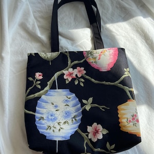 Petit sac fourre-tout.  Fait main à partir de tissu recyclé.  Lanternes et fleurs.  Cartable - cartable - sac de voyage - sac réutilisable - sac à provisions.
