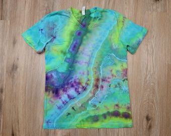 Medium v-neck *see photos for measurements*