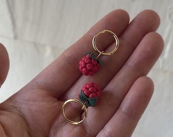 Pendientes de frambuesa: aros de oro de 18 quilates, joyería de frutas de arcilla polimérica