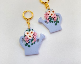 Pendientes de flor de regadera: aros chapados en oro de 14 k, joyería estilo cottagecore