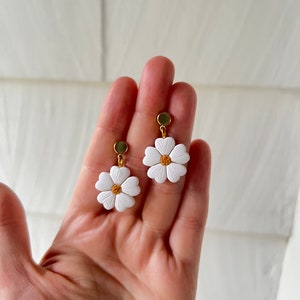 Daisy earrings, daisies, flower earrings, flower jewelry, clay flowers, image 1