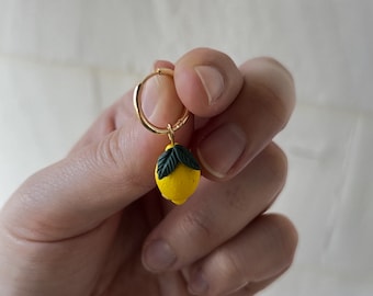 Pendientes de limón: aros chapados en oro de 18 quilates, joyería de arcilla polimérica con forma de fruta.