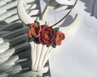 Pendientes de calavera de vaca con flores: aros chapados en oro de 18 quilates, joyería de arcilla polimérica