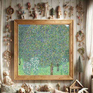 Puede incluir: Una obra de arte enmarcada con una pintura de &aacute;rbol en tonos verdes, azules y amarillos. El marco de madera est&aacute; rodeado de objetos decorativos, incluyendo animales de peluche, atrapasue&ntilde;os y casas en miniatura, creando una exhibici&oacute;n caprichosa.