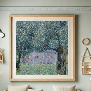 Puede incluir: Impresi&oacute;n enmarcada de una pintura de paisaje con un edificio de madera entre &aacute;rboles. La obra de arte tiene un estilo puntillista, con una paleta de verdes, azules y amarillos. La impresi&oacute;n est&aacute; en un marco de madera clara, a&ntilde;adiendo un toque natural.