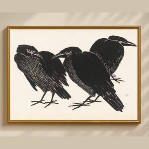 Peut inclure: Une impression encadrée représentant quatre corbeaux noirs dans un style minimaliste. L'œuvre d'art est sur fond blanc, avec les corbeaux représentés de manière détaillée et texturée. Le cadre est doré.