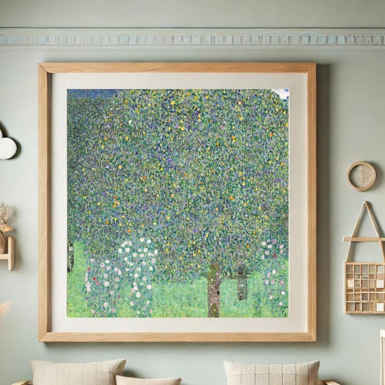 Puede incluir: Una impresi&oacute;n enmarcada de una pintura que representa un &aacute;rbol con un denso dosel de follaje verde y azul. La obra de arte tiene un marco de madera clara y se exhibe en una pared verde claro. La pintura es de estilo puntillista.