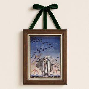 Peut inclure: Une impression encadr&eacute;e avec un cadre en bois fonc&eacute; et un ruban de velours vert. L'&oelig;uvre repr&eacute;sente une figure en long manteau entour&eacute;e d'oiseaux sur fond de ciel bleu. L'impression a une bordure cr&egrave;me.