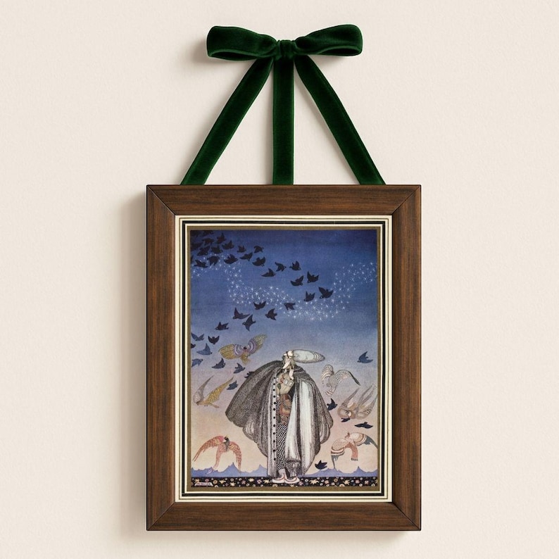 Peut inclure: Une impression encadr&eacute;e avec un cadre en bois fonc&eacute; et un ruban de velours vert. L'&oelig;uvre repr&eacute;sente une figure en long manteau entour&eacute;e d'oiseaux sur fond de ciel bleu. L'impression a une bordure cr&egrave;me.