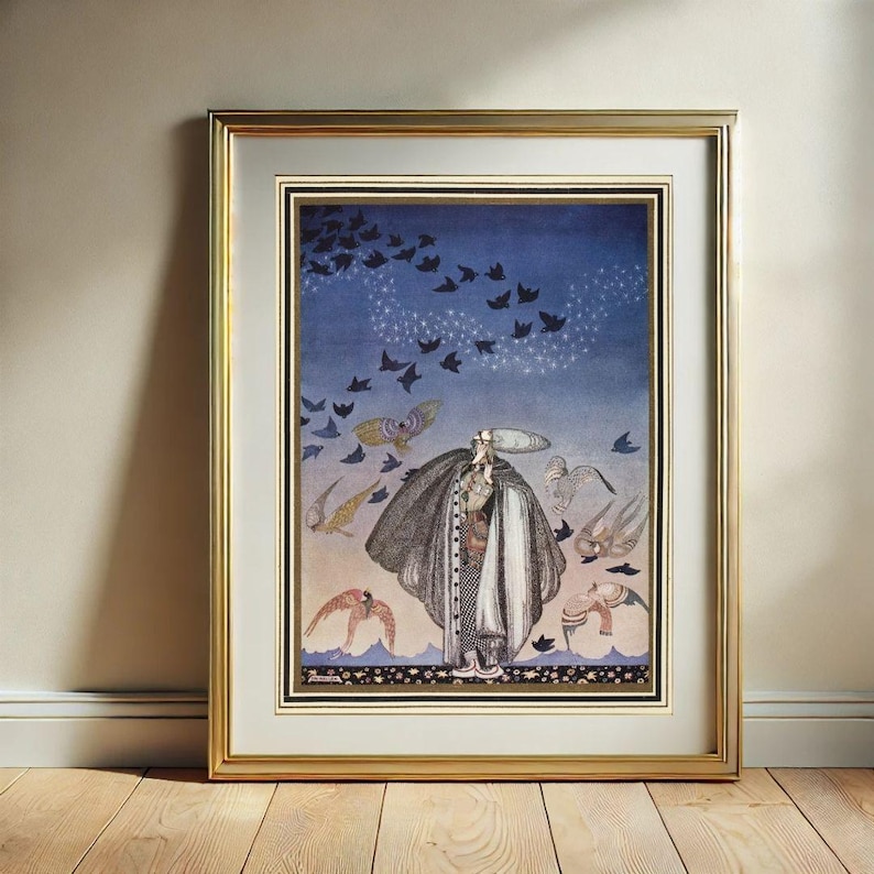 Peut inclure: Impression d'art encadr&eacute;e repr&eacute;sentant une figure en long manteau et chapeau, entour&eacute;e d'oiseaux et de papillons sur fond de ciel bleu. L'&oelig;uvre est dans un cadre dor&eacute;, pos&eacute;e sur un sol en bois.