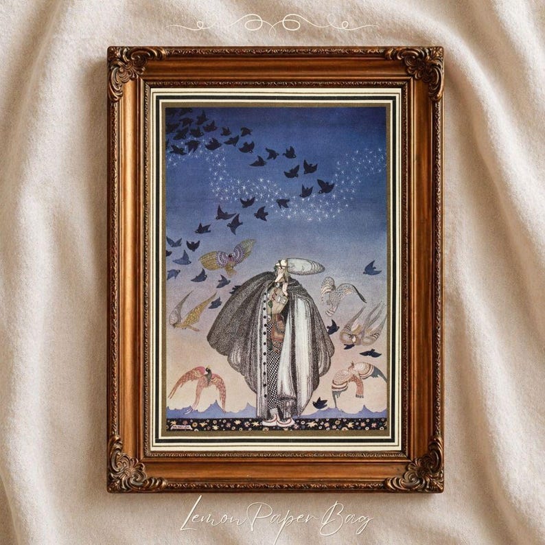 Peut inclure: Une impression vintage encadr&eacute;e dans un cadre dor&eacute; orn&eacute;. L'&oelig;uvre repr&eacute;sente une figure en long manteau et chapeau, entour&eacute;e d'oiseaux sur fond de ciel bleu. L'impression a une esth&eacute;tique fantaisiste et f&eacute;erique. Le texte "Lemon Paper Bag" est en bas.
