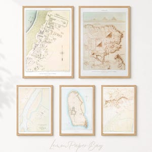 Op de afbeelding: Vijf ingelijste vintage kaarten met beige en bruine tinten. De kaarten tonen architectonische lay-outs en geografische kenmerken. De frames zijn gemaakt van lichtbruin hout. De tekst "Lemon Paper Bay" staat onderaan de afbeelding.