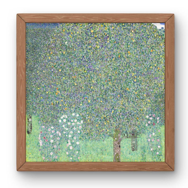 Puede incluir: Impresi&oacute;n enmarcada de una pintura que representa un exuberante &aacute;rbol verde con una densa copa de hojas. La obra de arte tiene un estilo puntillista, con peque&ntilde;os puntos de color que crean la imagen. Flores blancas y rosas salpican la hierba verde.