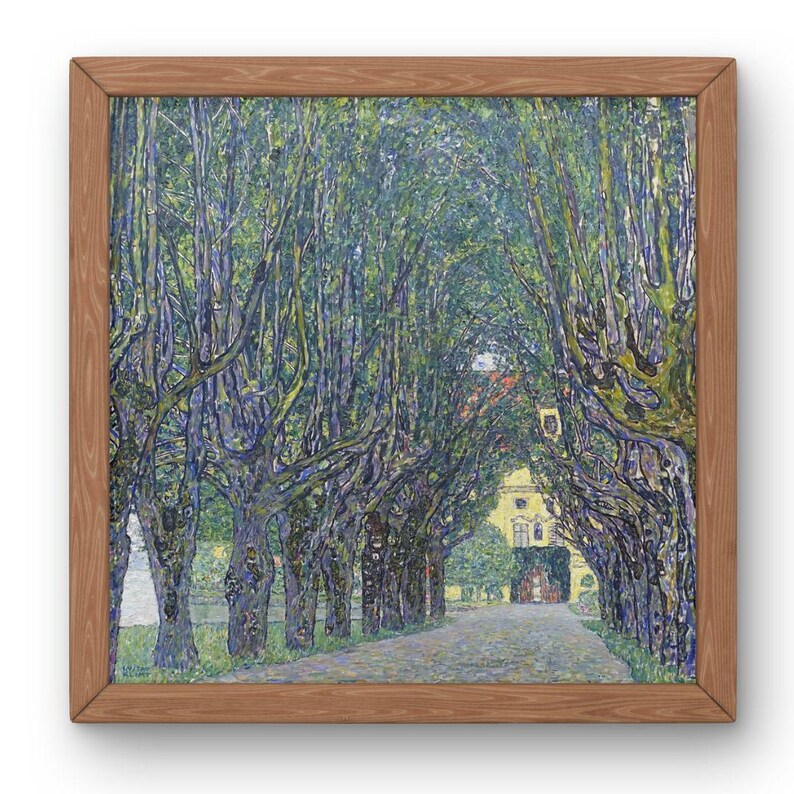 Puede incluir: Impresi&oacute;n enmarcada de una pintura que representa un camino bordeado de &aacute;rboles que conduce a un edificio amarillo. La obra de arte presenta un dosel de hojas y ramas verdes, con un marco de madera marr&oacute;n claro.
