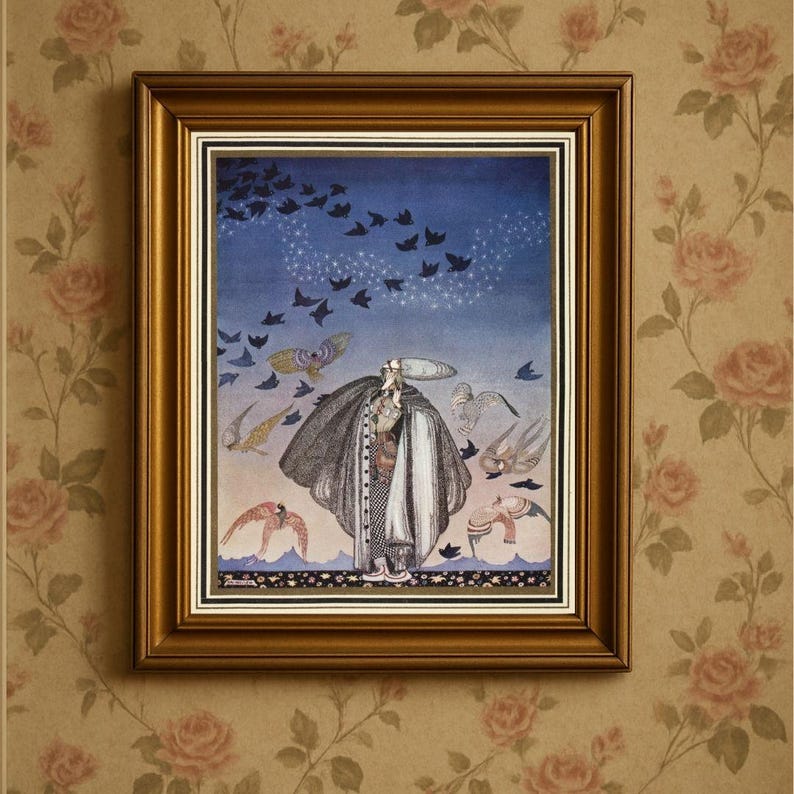 Peut inclure: Une impression encadr&eacute;e repr&eacute;sentant une illustration fantastique avec une figure en long manteau et chapeau, entour&eacute;e d'oiseaux sur fond de ciel bleu. L'&oelig;uvre est dans un cadre dor&eacute;, sur un papier peint floral.