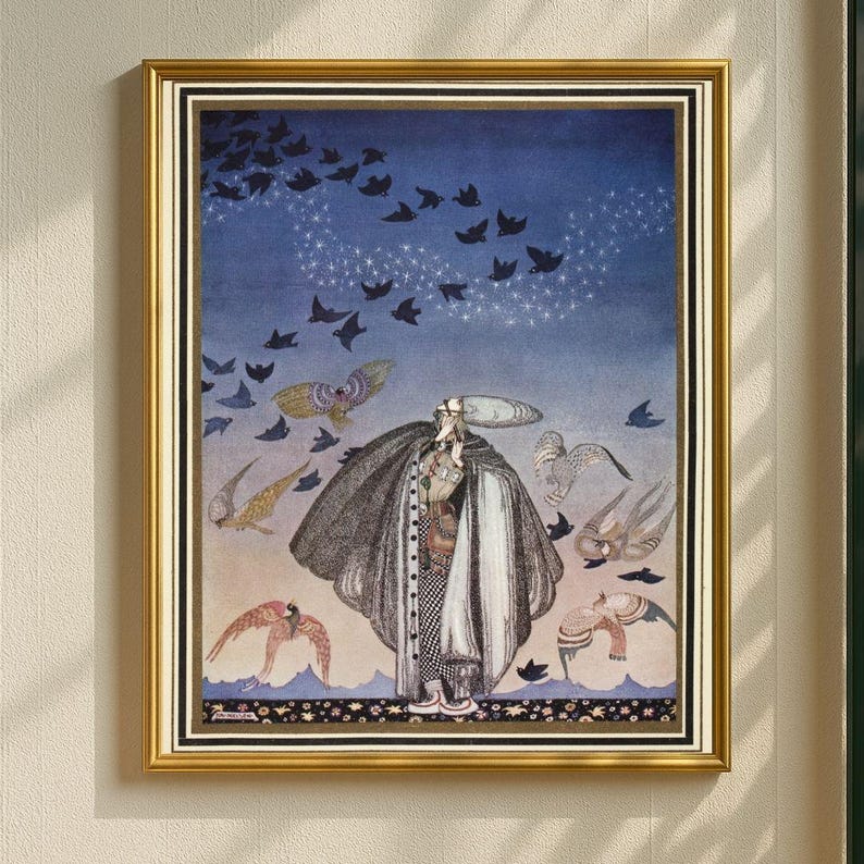 Peut inclure: Une impression d'art encadr&eacute;e pr&eacute;sentant une illustration fantastique. L'&oelig;uvre repr&eacute;sente une figure en long manteau entour&eacute;e d'oiseaux sur fond de ciel bleu &eacute;toil&eacute;. Le cadre est de couleur dor&eacute;e.