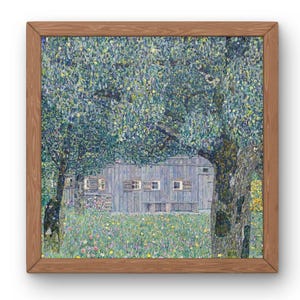 Puede incluir: Impresi&oacute;n enmarcada de una pintura de paisaje. La obra representa una construcci&oacute;n de madera entre &aacute;rboles con follaje verde. El primer plano presenta un campo de flores silvestres, con un marco de madera.