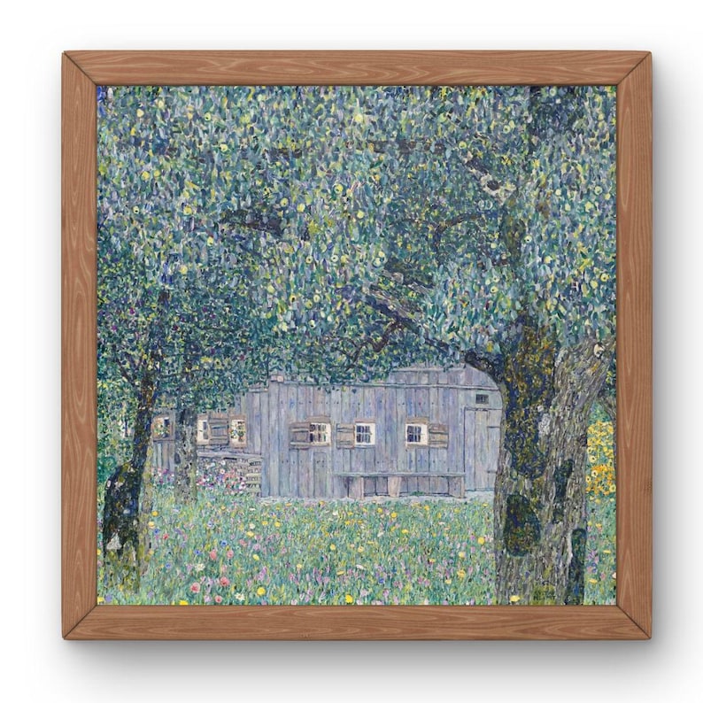 Puede incluir: Impresi&oacute;n enmarcada de una pintura de paisaje. La obra representa una construcci&oacute;n de madera entre &aacute;rboles con follaje verde. El primer plano presenta un campo de flores silvestres, con un marco de madera.
