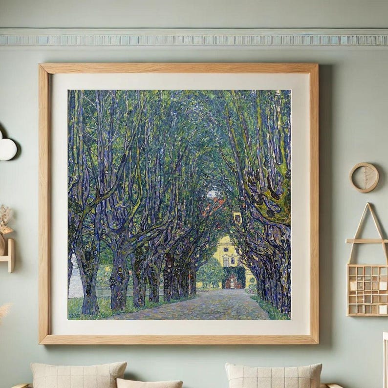 Puede incluir: Una impresi&oacute;n art&iacute;stica enmarcada de un camino bordeado de &aacute;rboles que conduce a un edificio amarillo. La obra de arte presenta una vibrante paleta de colores verdes, azules y amarillos, con un marco de madera natural.