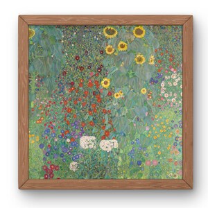 Puede incluir: Una impresi&oacute;n enmarcada de una vibrante escena de jard&iacute;n, con girasoles, flores rojas, blancas y azules, y exuberante follaje verde. La obra de arte est&aacute; enmarcada en un marco de madera natural.