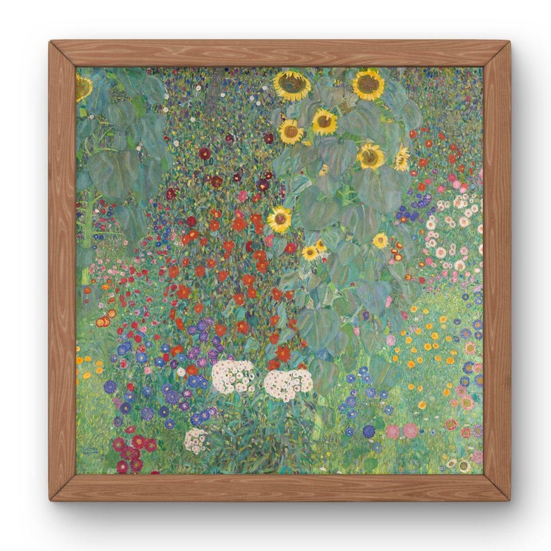 Puede incluir: Una impresi&oacute;n enmarcada de una vibrante escena de jard&iacute;n, con girasoles, flores rojas, blancas y azules, y exuberante follaje verde. La obra de arte est&aacute; enmarcada en un marco de madera natural.