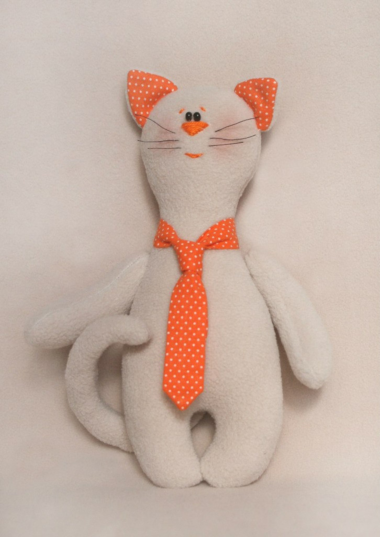 Котики из ткани. Маленькие игрушки сшить. Игрушка плоский кот. Как сшить котика. Кот-подушка.