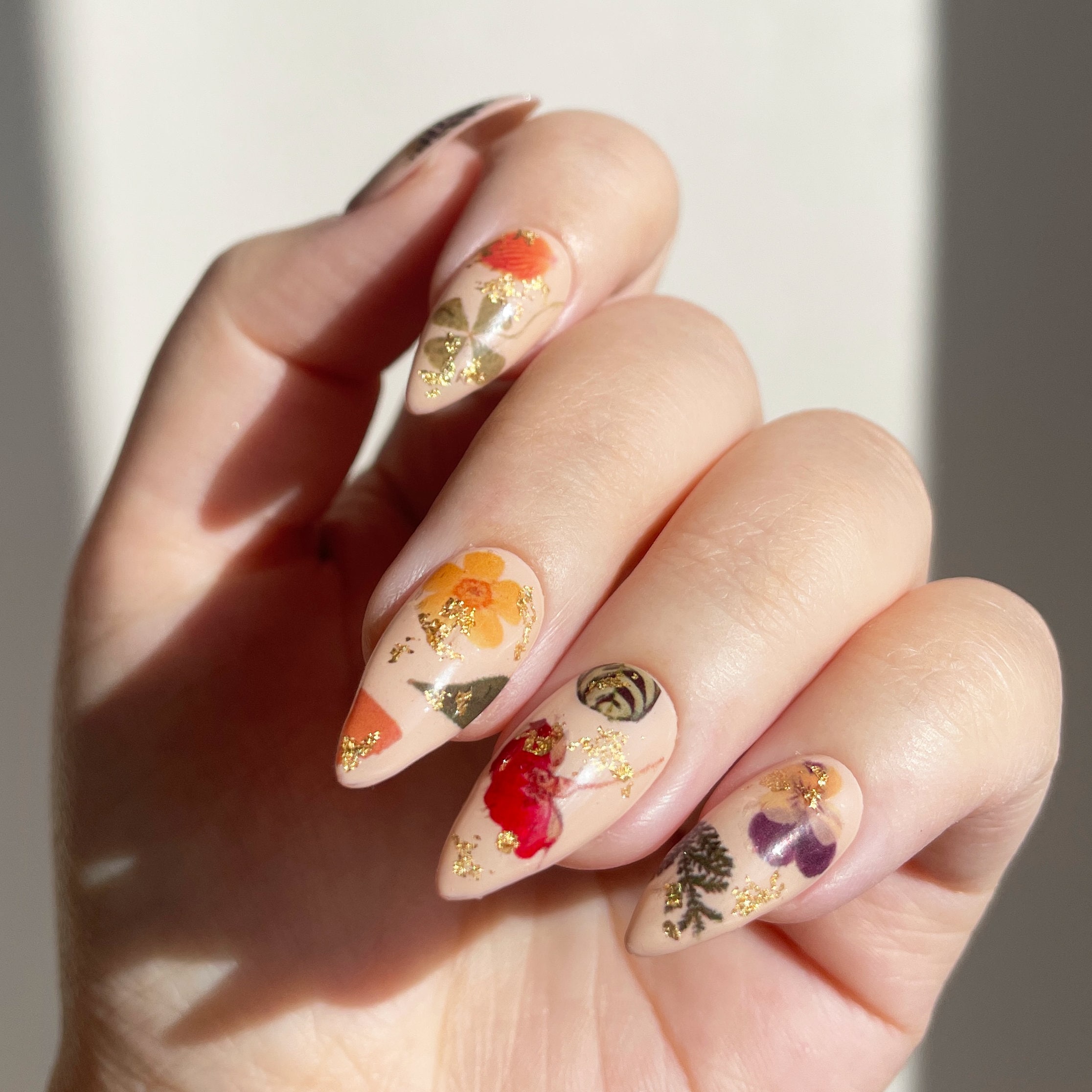 How To DIY Dried Flower Nails - Lulus.com Fashion Blog