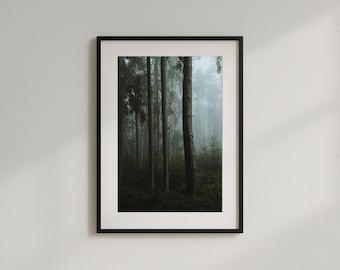 Wall Art Print Misty Forest – verticale poster mistig bos – donkere natuurfotografie – Scandinavische woondecoratie – landschap pijnboom