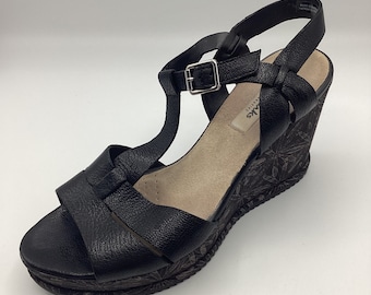 Clarks Black Leather Adesha River Wedge Heel T Bar Shoes Sandals Size 6.5D Used