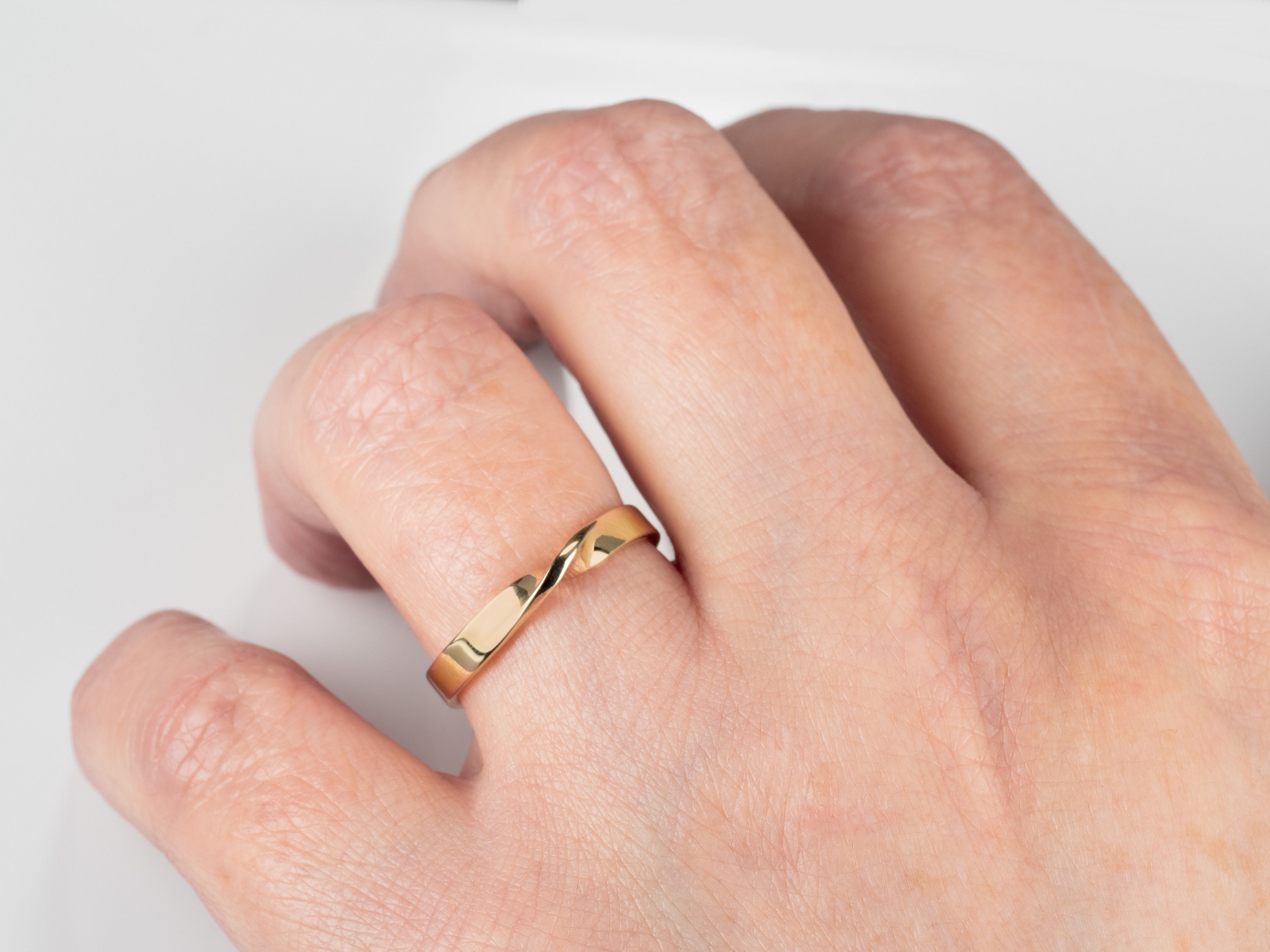 Alianza de oro de 14K cinta Moebius 3 00 mm de ancho acabado liso pulido alianzas personalizadas alianzas por encargo alianzas modernas de oro de 14K Etsy Espana
