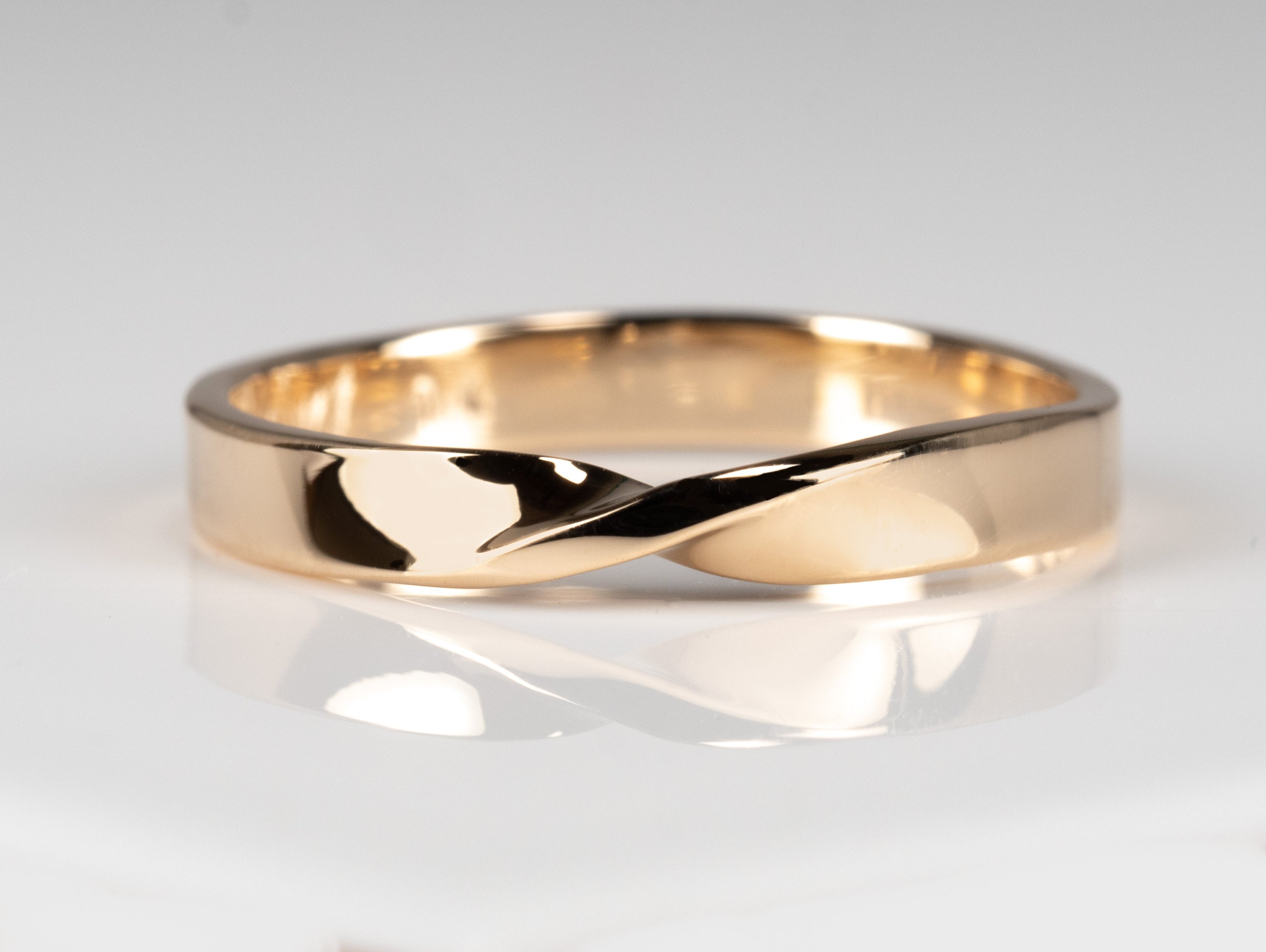 Anillo de boda de cinta Moebius de oro de 14 quilates 3 00 mm de