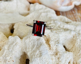 Pierścionek z granatem 14k, pierścionek z naturalnym granatem, granat o szlifie szmaragdowym, pierścionek z granatem solitaire, granat z Mozambiku