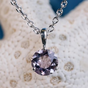 Colgante de amatista natural Rose De France, colgante de amatista redonda, amatista lavanda, plata de ley de 14 k, piedra natal de febrero