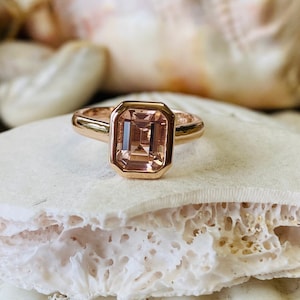 Anillo de morganita, anillo de compromiso de morganita, anillo de morganita de oro, anillo de compromiso de corte esmeralda, morganita de corte esmeralda