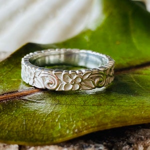Women’s Vintage Style Wedding Band, Floral Wedding Band, Gold Wedding Band, Gold Floral Ring