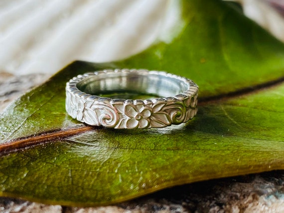 Buy Leaf Vine Wedding Band, Vintage Style Floral Ring for Women, Engraved  Botanical Wedding Ring Online in India - Etsy