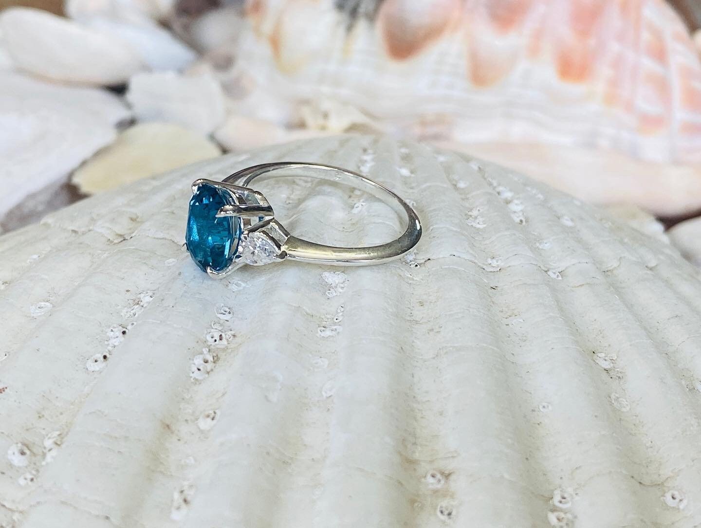 凛*様 天然ロンドンブルートパーズ❣️オーバルカットリング15ct K18ロンドンブルートパーズのオーバルカット爪留めリング