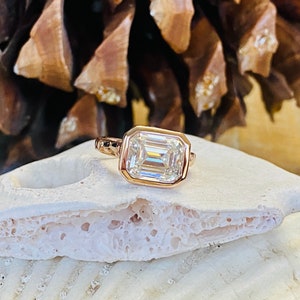 Anillo de compromiso de moissanita con bisel de talla esmeralda, anillo de compromiso de talla esmeralda de 4,00 ct, anillo de compromiso solitario de talla esmeralda, engaste este-oeste