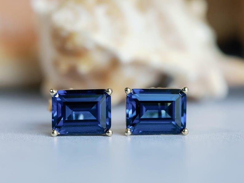 Puede incluir: Un par de pendientes de zafiro azul con un corte rectangular esmeralda. Los pendientes est&aacute;n engastados en oro.