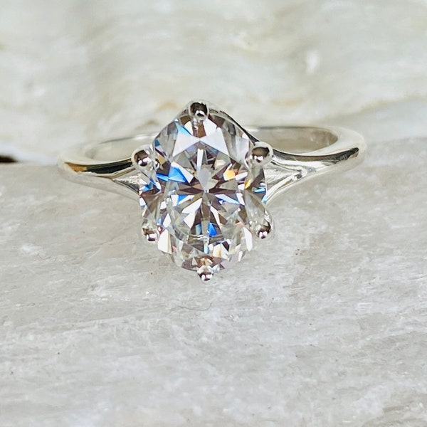 Anillo de compromiso de moissanita ovalada, anillo de compromiso de moissanita, anillo de compromiso solitario ovalado, engaste enrejado