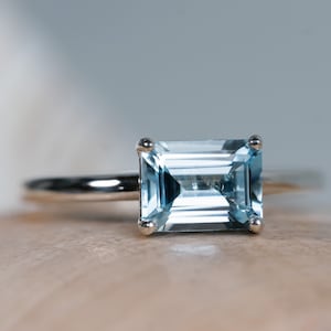 14k Sky Blue Topas Ring, natürlicher Blautopas Ring, Smaragdschliff Blautopas, Sterling Silber Blautopas Ring, Ost-West-Einstellung, Stapelring