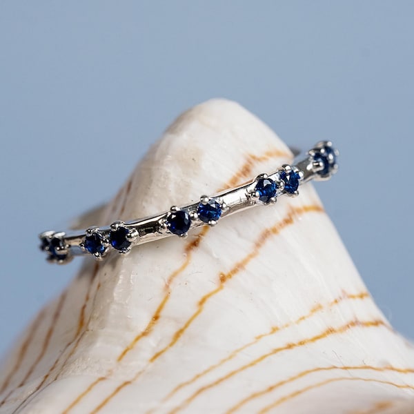 Afstandsband saffier, band natuurlijke saffier, jubileumcadeau, sierlijke trouwring, stapelring saffier
