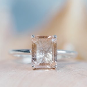 Anello in quarzo rutilato di rame, anello in quarzo tormalinato, anello in quarzo tormalinato taglio smeraldo, anello solitario in quarzo, anello in quarzo 9 x 7 mm